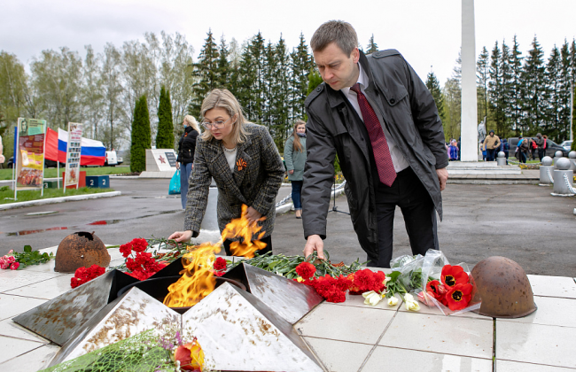 В Алексине возложили цветы и венки к мемориальным комплексам и братским могилам