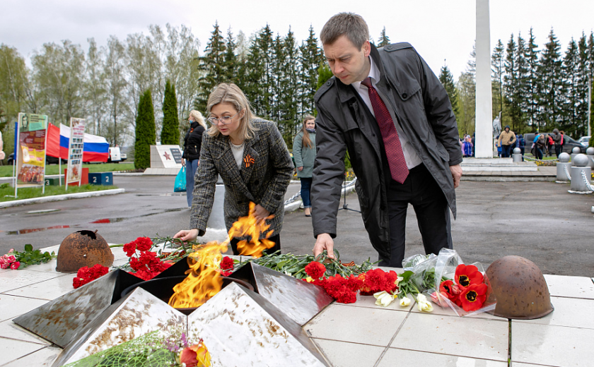 В Алексине возложили цветы и венки к мемориальным комплексам и братским могилам