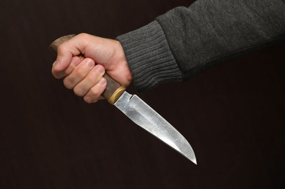 В Новомосковске сын угрожал пожилому отцу ножом ради 10 тысяч рублей
