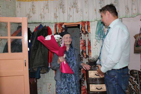 Валерий Крупнин поздравил жительницу Одоевского района с юбилеем