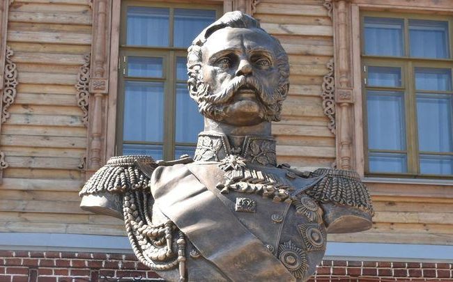 Найдены три отличия между бюстом Александра II и историческим образом императора