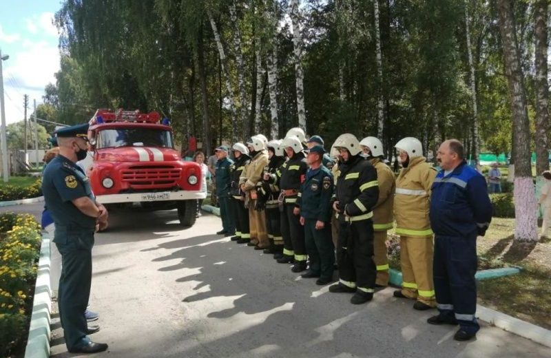 В Суворовском районе спасатели провели пожарно-тактические учения