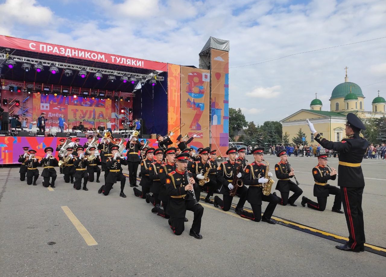В Туле на площади Ленина проходит фестиваль «Фанфары Тульского кремля»