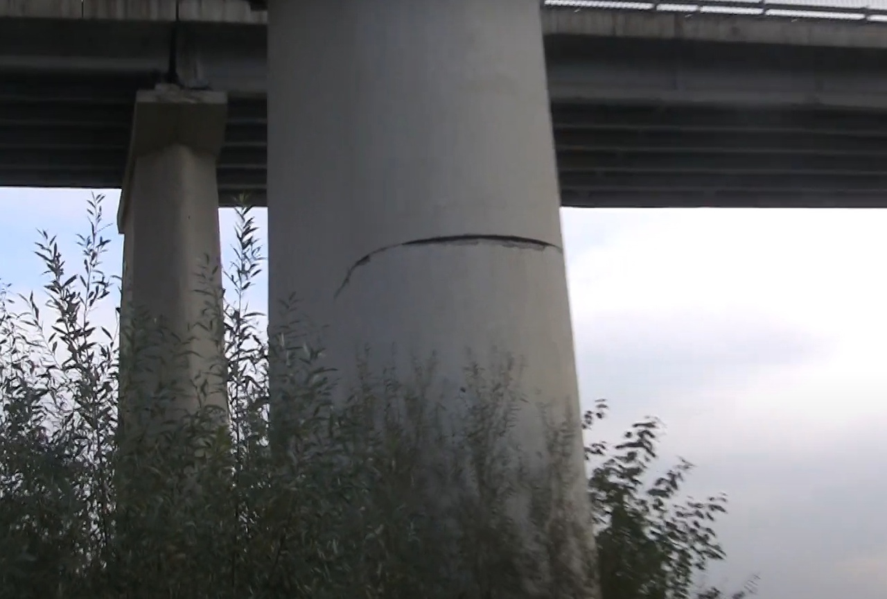 В Тульской области на опорах моста через Оку появились трещины