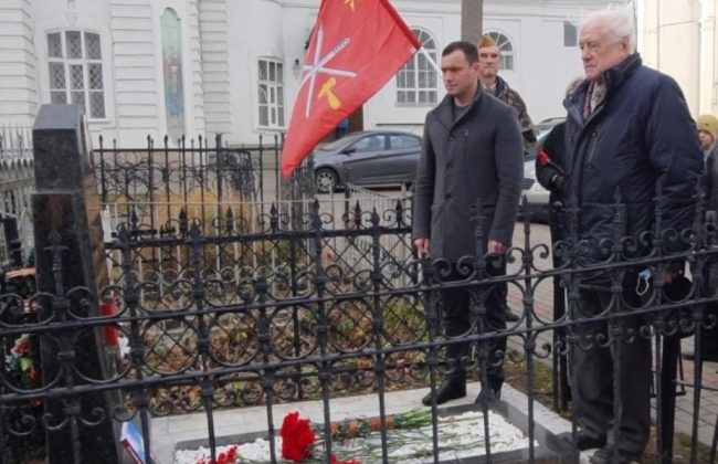Евгений Смолянинов возложил цветы к могиле Григория Антоновича Агеева