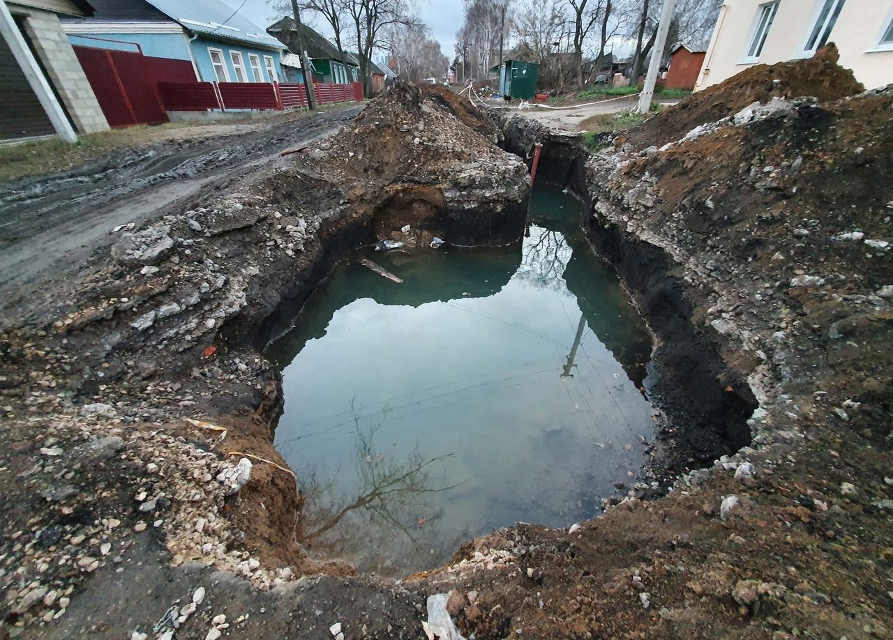 «Бассейн с функцией джакузи»: в Богородицке из-за земляных работ образовалась огромная яма