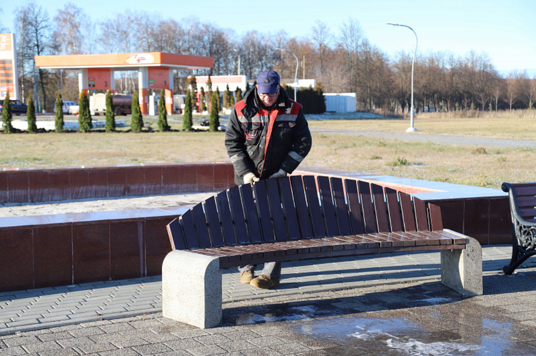 У мемориала «Защитникам неба Отечества» и перед Комсомольским парком в Туле обновили лавочки
