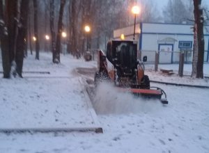 В Щекине расчищают дороги после снегопада