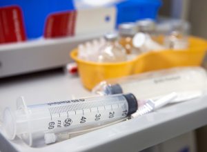 В России названы сроки разработки вакцины от омикрон-штамма коронавируса