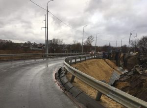 В администрации Тулы назвали причины обвала бордюра на временном объезде Баташевского моста