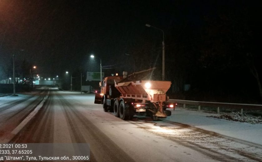 Почти 100 единиц снегоуборочной техники вышли на улицы Тулы в ночь на 7 декабря