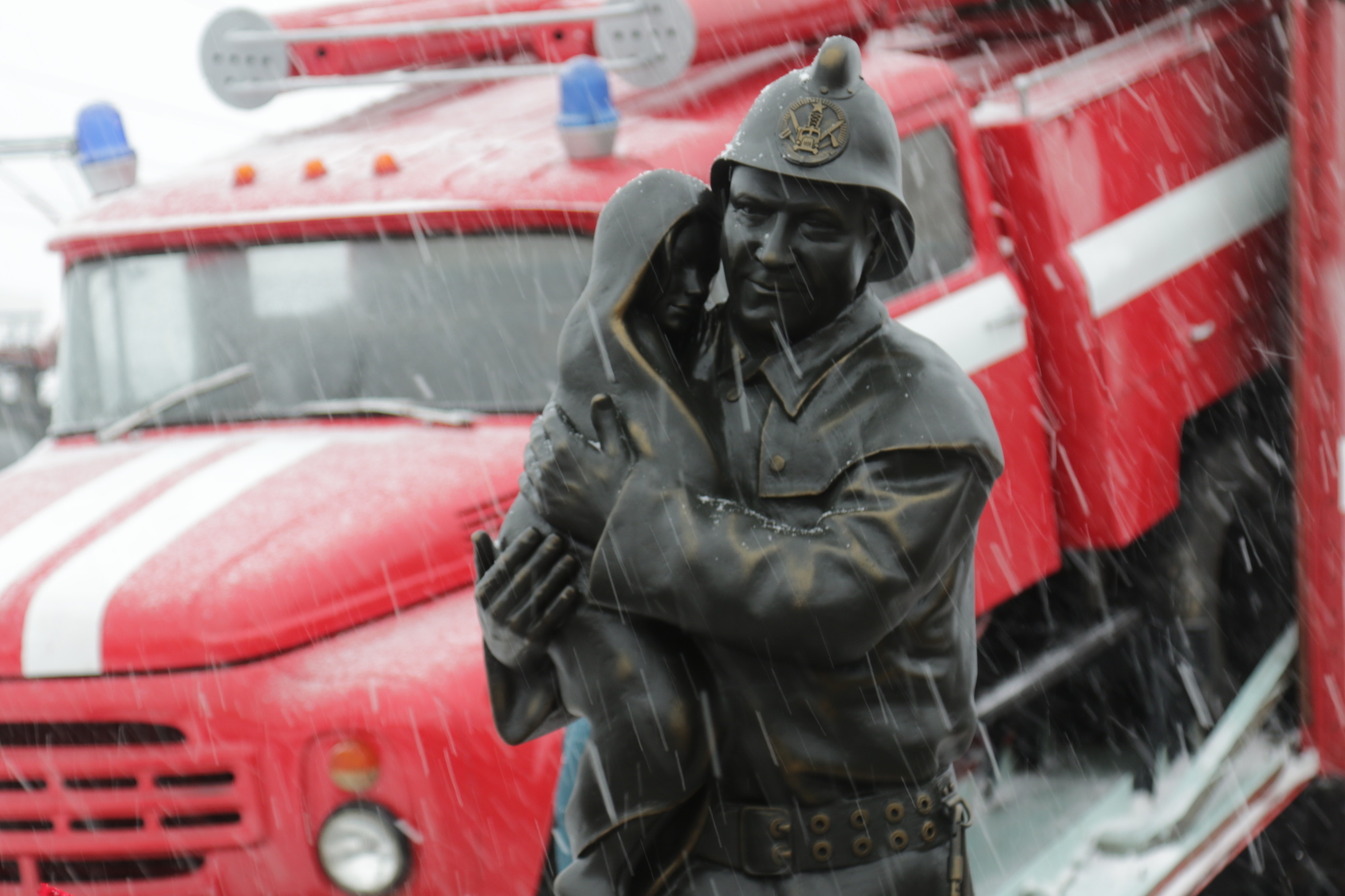 В Туле на Московском вокзале открыли памятник героям-огнеборцам