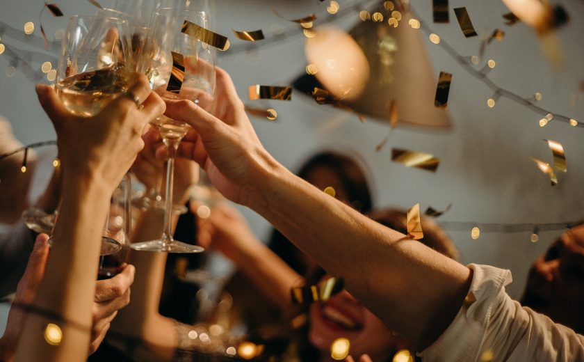 Культура пития: как правильно выбрать праздничные напитки на Новый год и избежать похмелья