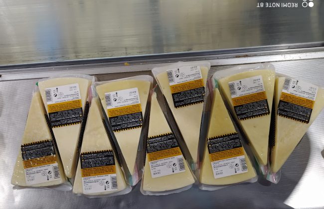 На Фрунзенском рынке в Туле обнаружили и уничтожили санкционный сыр