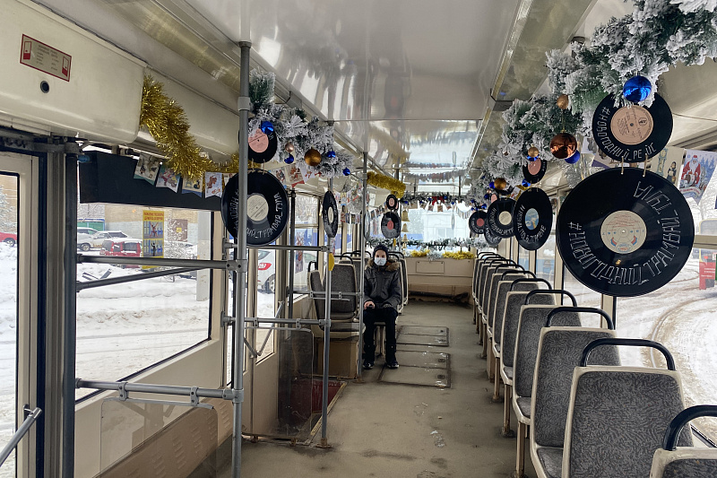 В Туле с 1 января начал курсировать новогодний ретро-трамвай