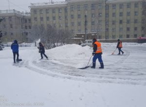 В Туле сотрудники АО «САХ» продолжают уборку улиц от снега в новогодние праздники