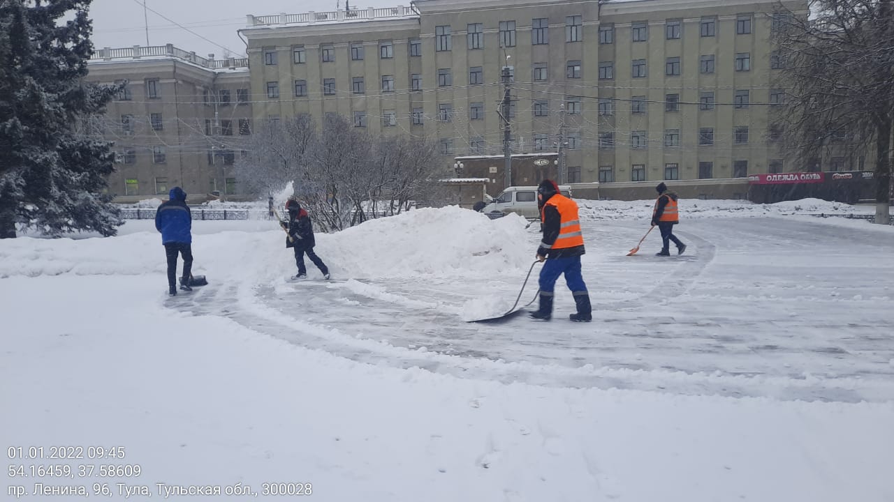 В Туле сотрудники АО «САХ» продолжают уборку улиц от снега в новогодние праздники
