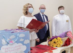В Туле от имени губернатора поздравили первых новорожденных в 2022 году