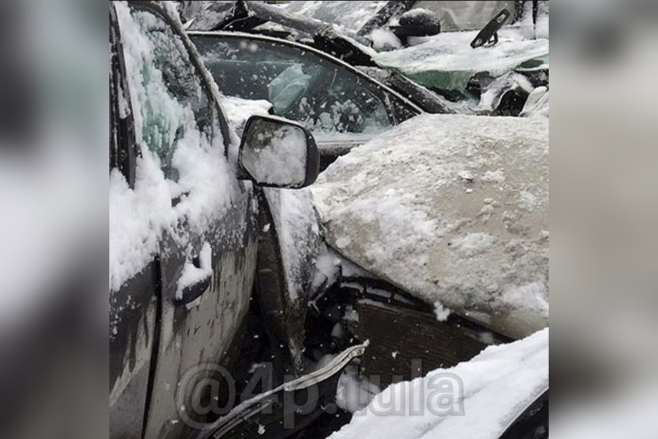 В Тульской области из-за снегопада на трассах буксуют фуры и сталкиваются автомобили