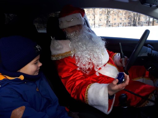В Тульской области сотрудники ГИБДД поздравили детей в костюмах Деда Мороза и Снегурочки