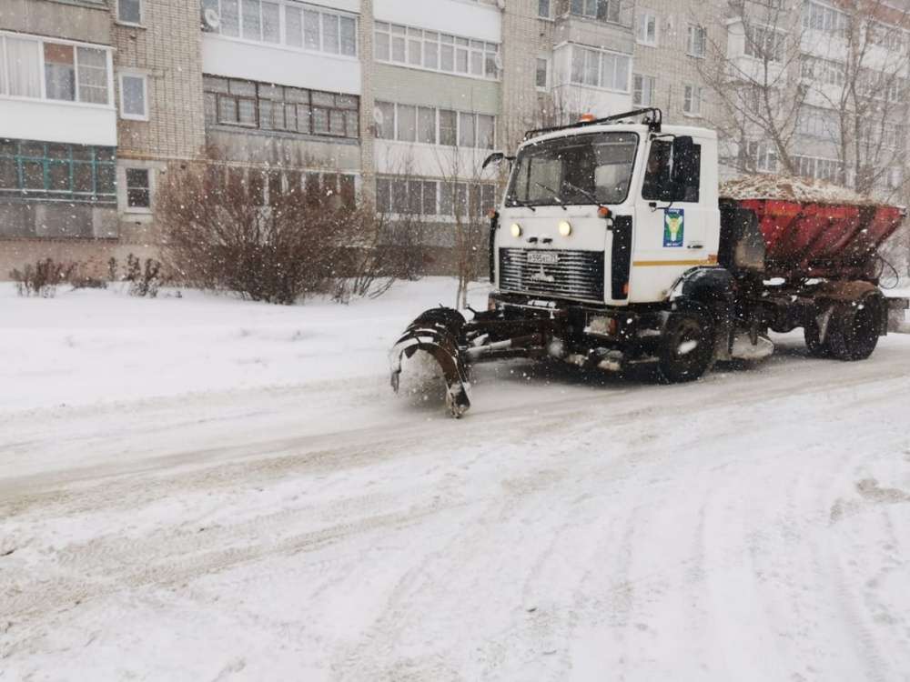 В Узловой расчищают улицы после снегопада