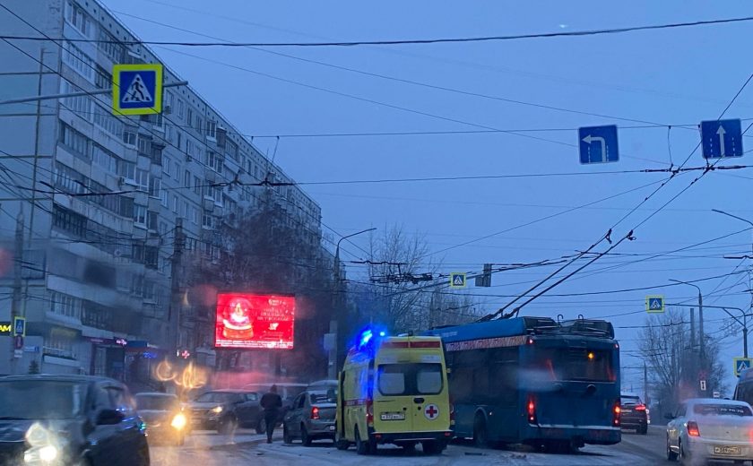 В Туле на ул. Октябрьской УАЗ влетел в троллейбус и разбился