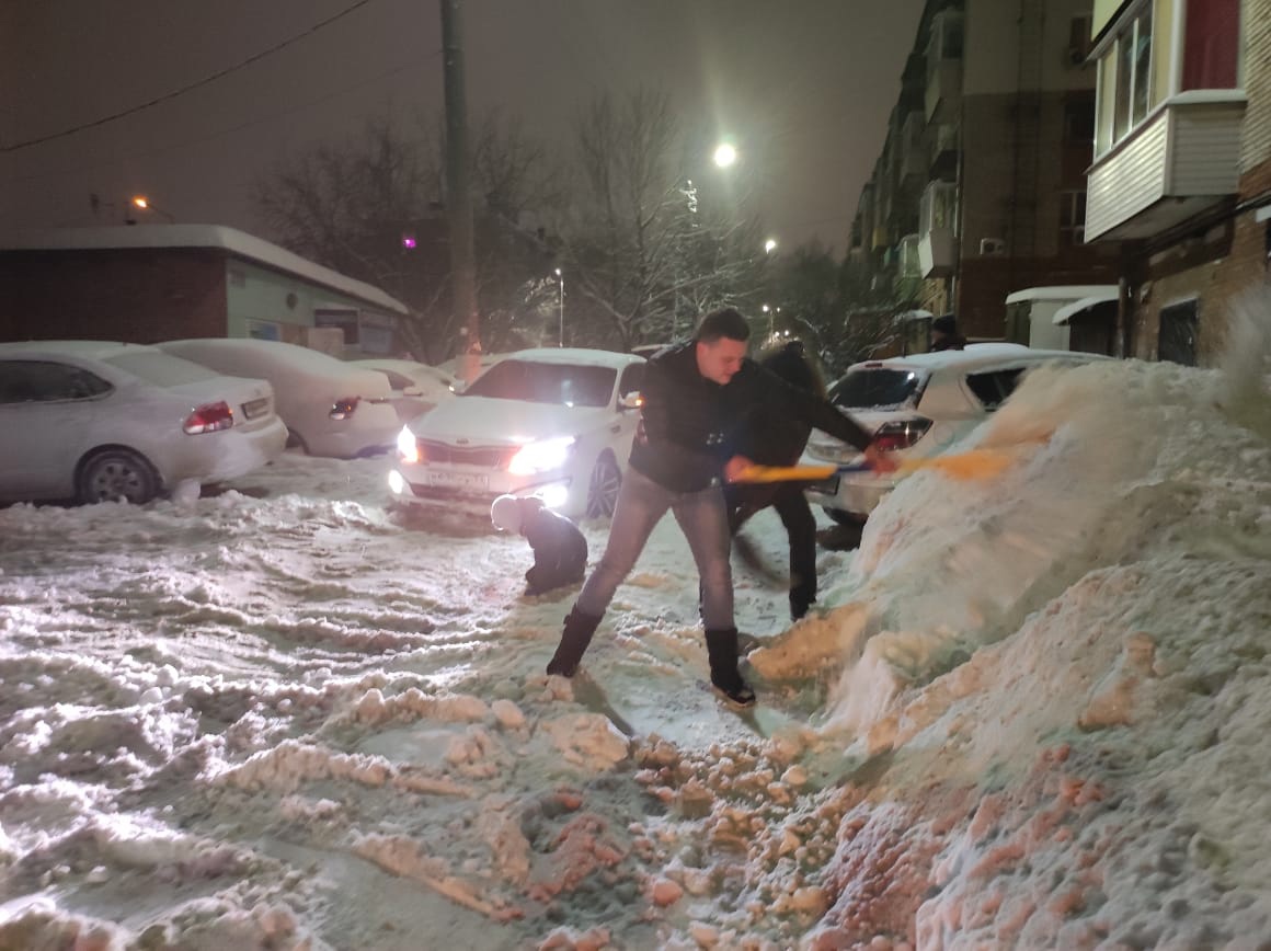 В Туле жители стали самостоятельно расчищать дворы от снега