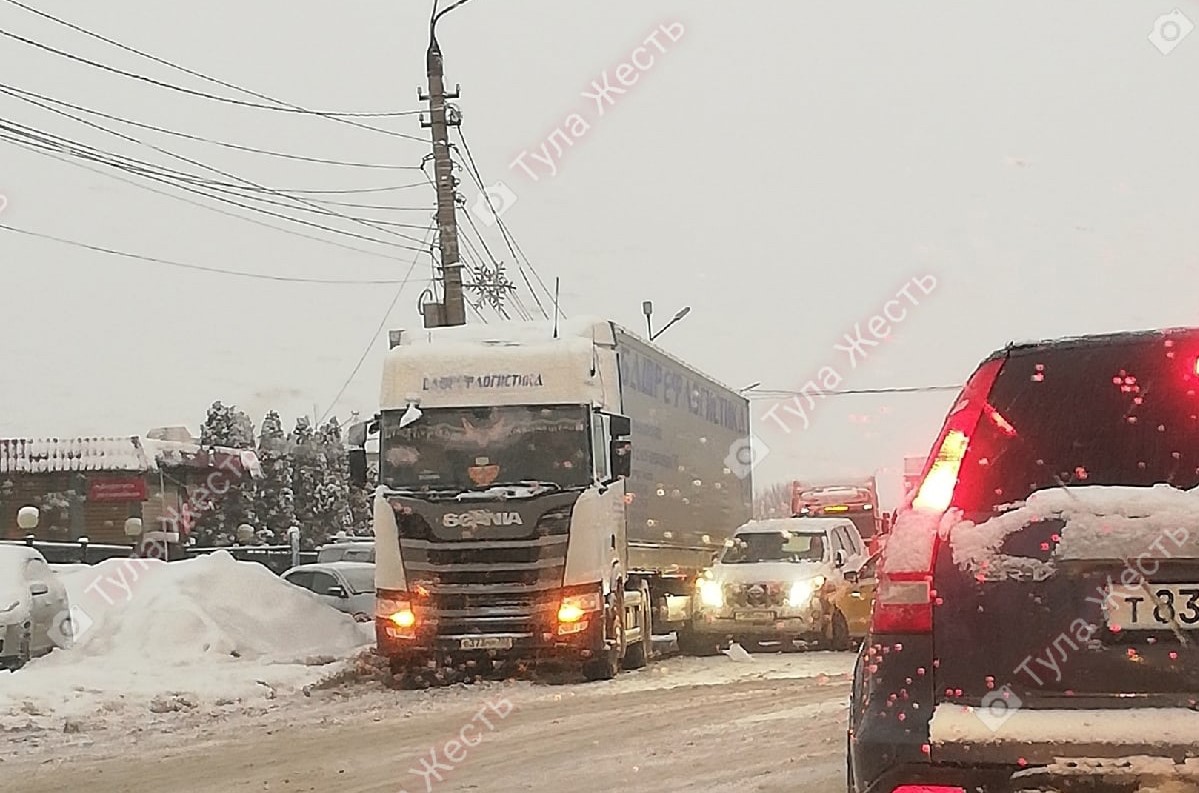 В Туле на Новомосковском шоссе случилось массовое ДТП
