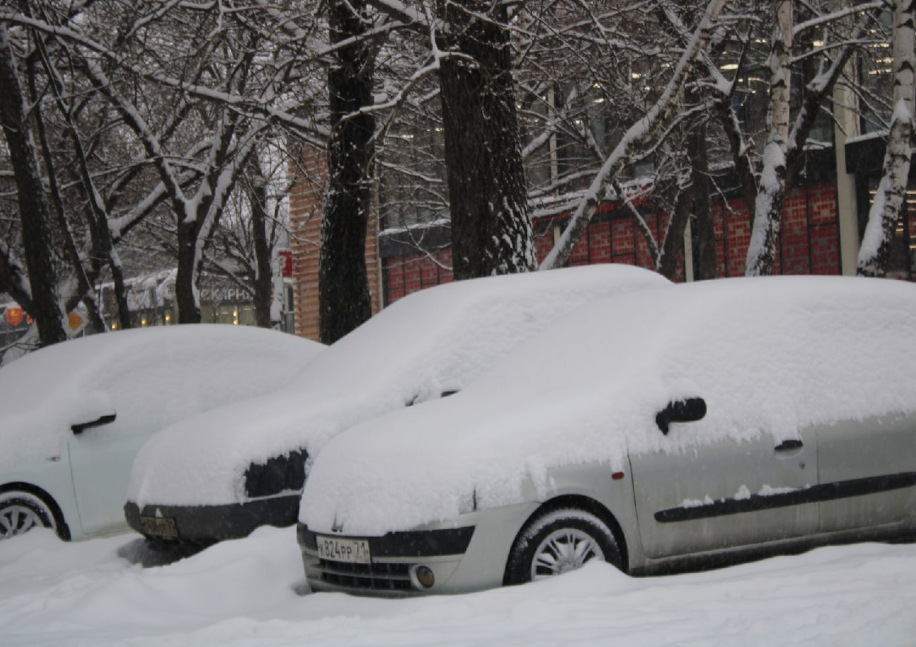 Начальник тульской ГЖИ заявил, что уборке снега во дворах мешают припаркованные машины
