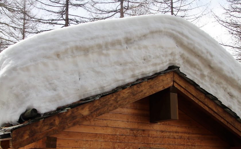 В Тульской области сохраняется вероятность обрушений складов и ангаров под тяжестью снега