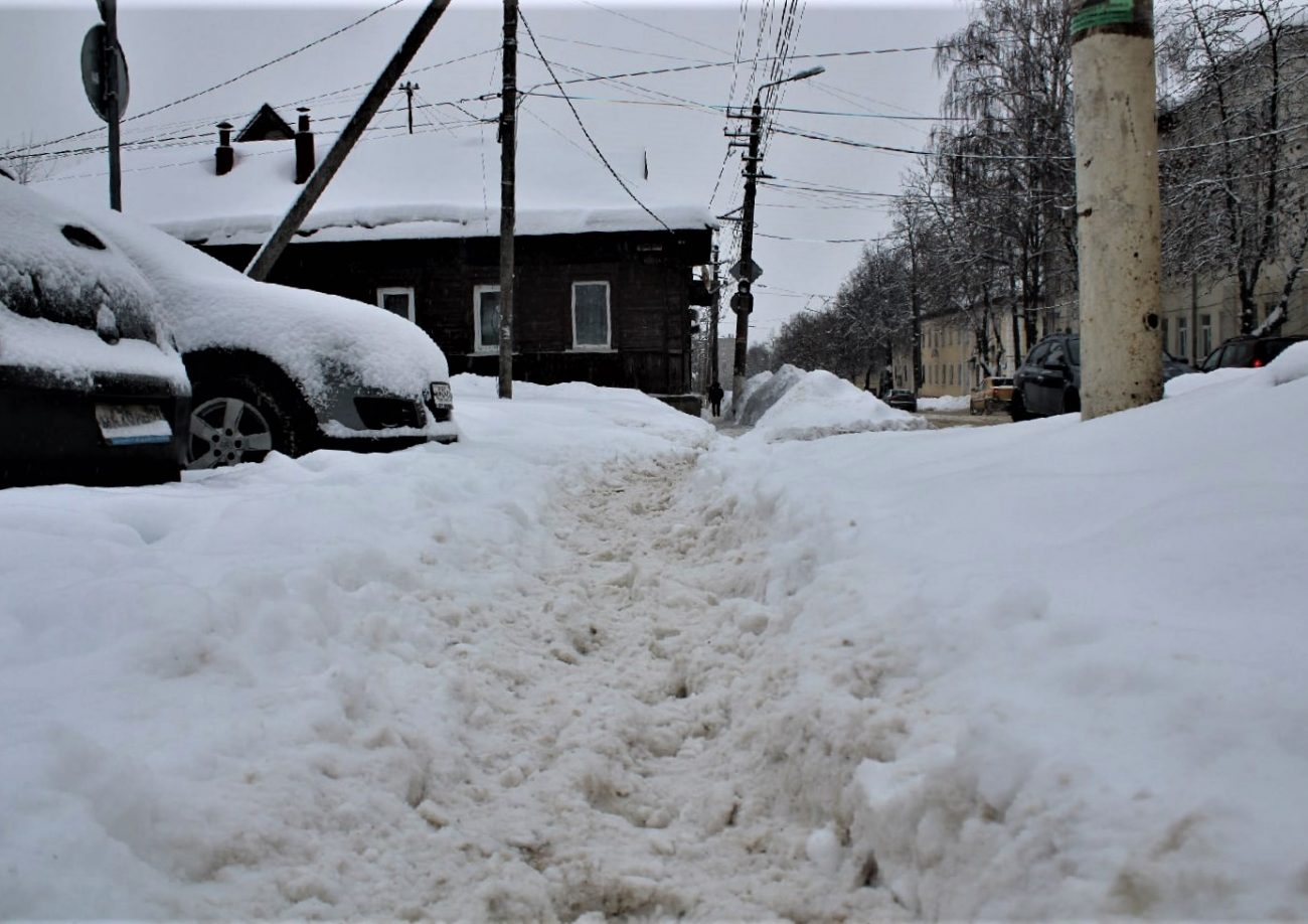 Мощный снегопад в Туле: пробки, толпы на остановках и повышенные тарифы такси