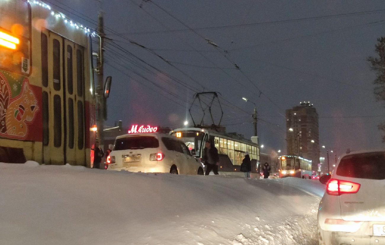 В Туле на проспекте Ленина образовалась пробка из-за ДТП с трамваем и Nissan
