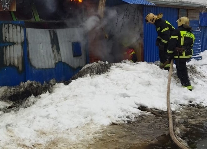 В Туле при пожаре в деревне Старое Басово спасли пенсионерку и ребенка