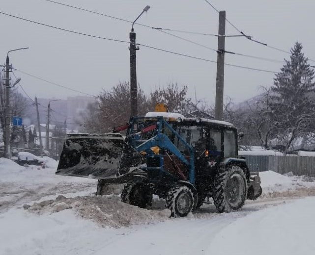 В Туле расчищают трамвайные пути от снега