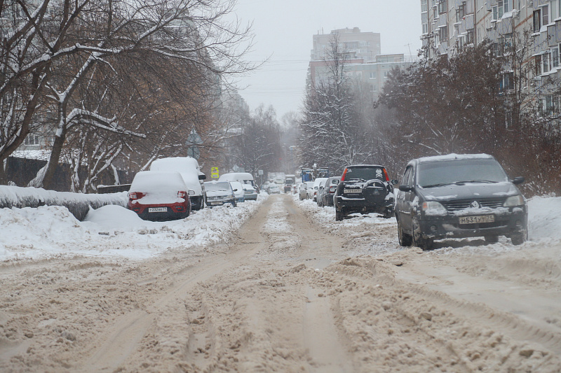 В Туле водителей просят не парковаться на обочинах из-за масштабной уборки снега
