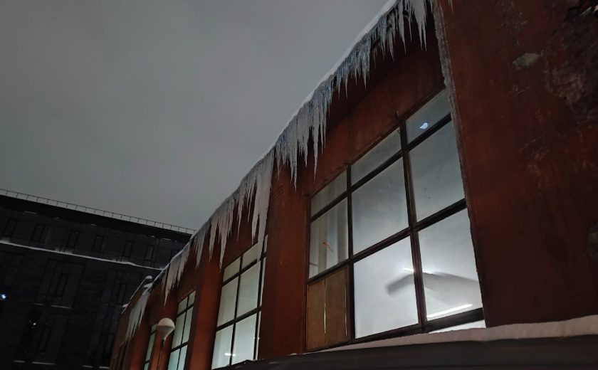 В Туле прокуратура проводит проверку после падения снега с крыши на прохожего