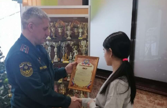 Суворовскую школьницу наградили за спасение ребенка на пожаре