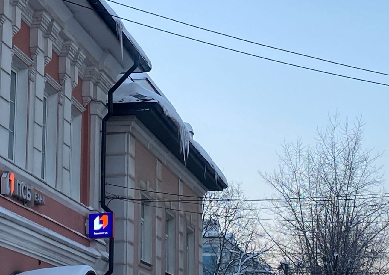 Туляков предупреждают о сходе снега и падении сосулек с крыш зданий