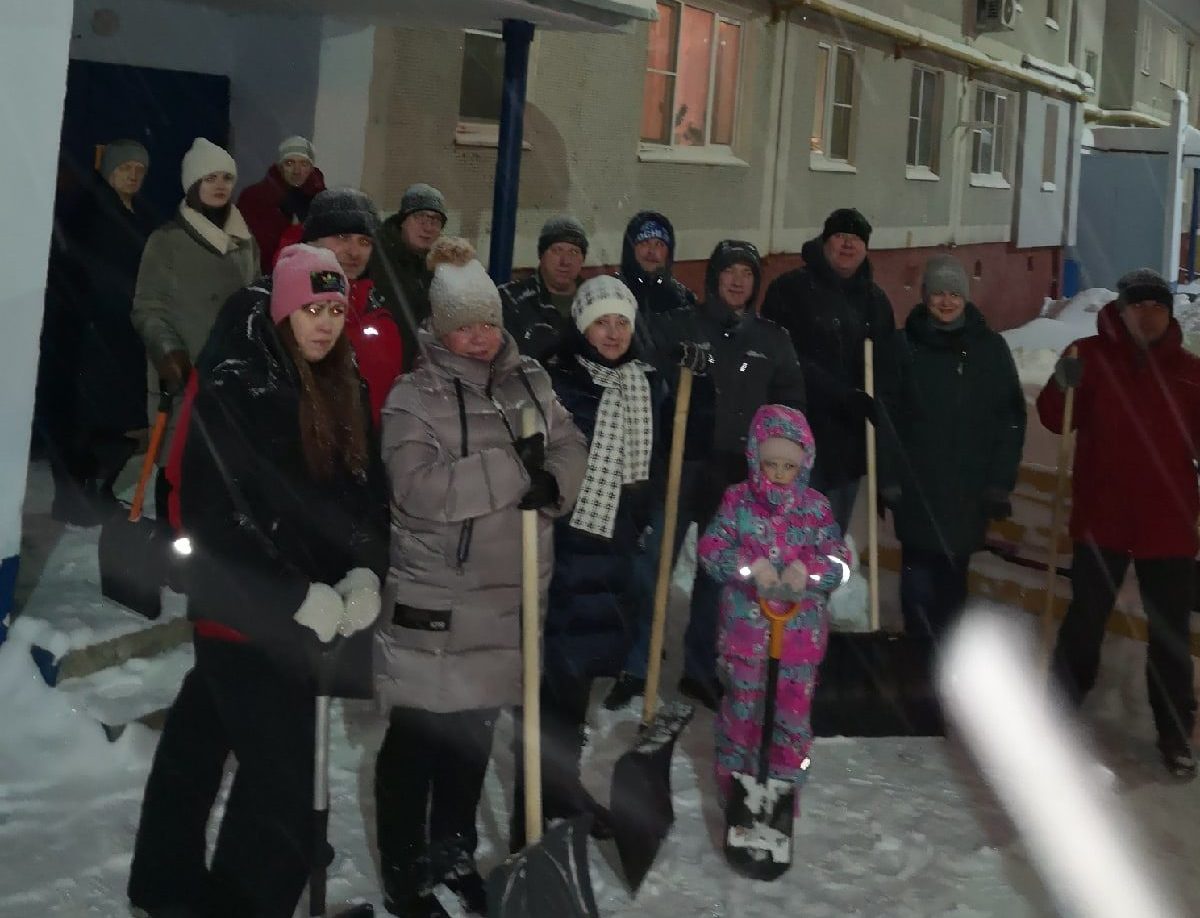 В Туле жители помогли управляющей компании убрать снег во дворе дома