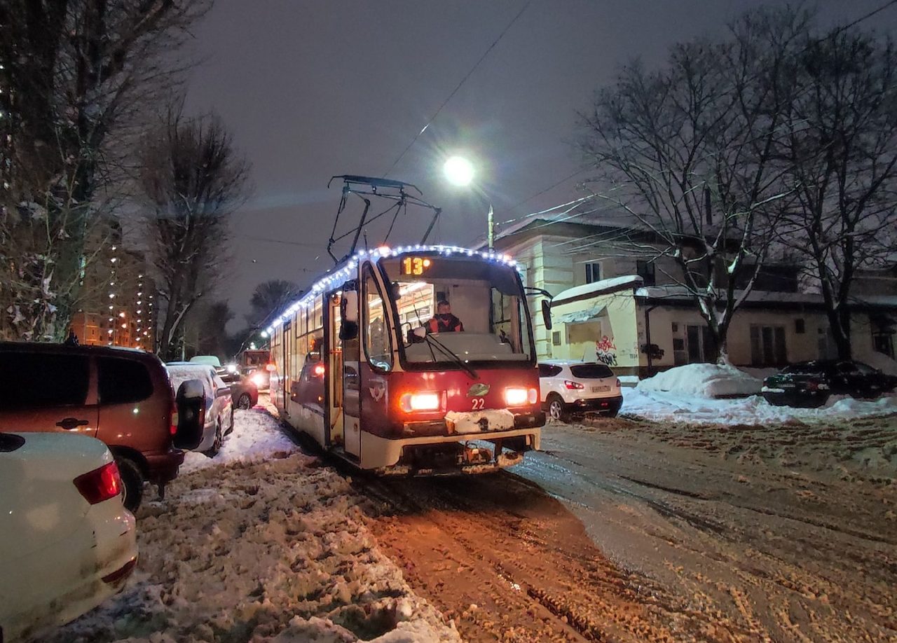 В Туле на ул. Михеева встали трамваи из-за припаркованных у путей автомобилей