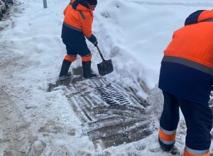 В Туле расчищают ливневую канализацию от снега и льда