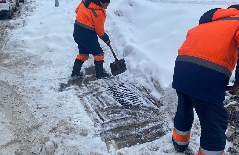 В Туле расчищают ливневую канализацию от снега и льда