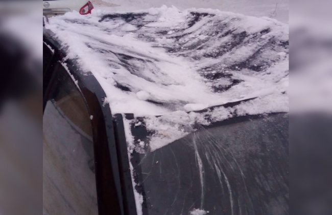 В Новомосковске упавший с крыши снег серьезно повредил два автомобиля