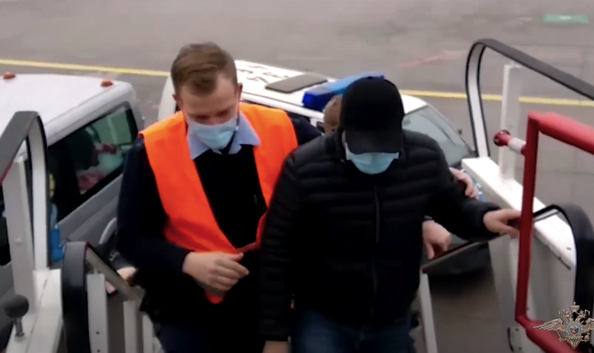 Туляк сжег машину в Москве и скрылся от органов в Германии