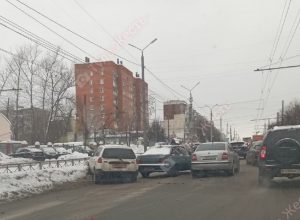 В Туле на ул. Ложевой образовалась пробка из-за массового ДТП