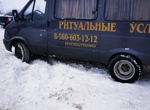 В Алексине похоронный кортеж застрял в снегу у городского кладбища