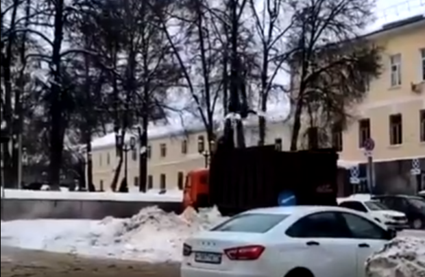 Туляк снял на видео необычный способ уборки снега возле здания суда