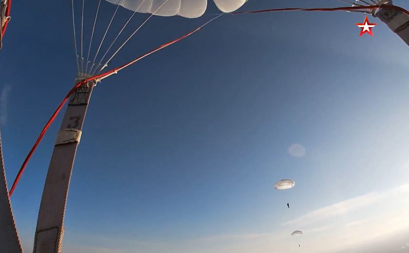 Тульские десантники совершили первые прыжки с парашютом в 2022 году