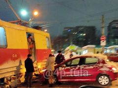 В Туле на ул. Кауля столкнулись Peugeot и снегоуборочный трамвай
