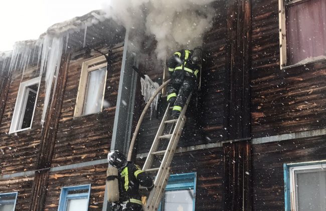 Под Тулой больше двух часов не могут потушить пожар в двухэтажном деревянном доме